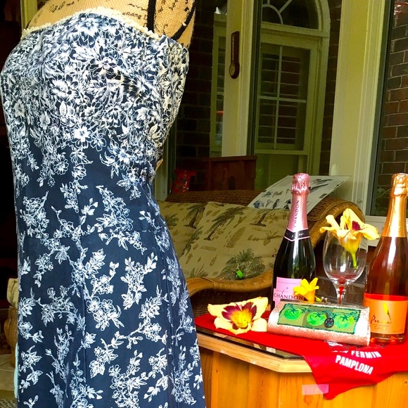 Dresses & Skirts - Strapless navy dress